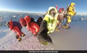 Чхан ук чи, юн а им, сон ха чо и др. In Powerful Video Nepal Climbers Take Final Steps Together To Summit K2