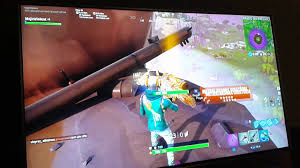 Caso tenha qualquer problema ergonômico na hora de jogar, é possível tentar experimentar trocar a sensibilidade de mira ou outros controles nas configurações. Jogando Free Fire No Ps4 Youtube