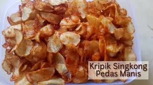 Keripik singkong merupakan makan ringan yang terbuat dari olahan singkong yang diiris tipis kemudian digoreng. Camilan Sederhana Keripik Singkong Pedas Manis Youtube