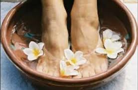 Melakukan perawatan seperti ini akan. 4 Keluhan Ini Dapat Diatasi Dengan Merendam Kaki Dalam Air Es Dewiku Com