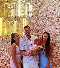 Find the latest tracks, albums, and images from lee ryan. Bg8qkbkncc3em