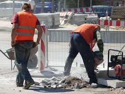 Salariul minim garantat de stat în sectorul real va fi majorat de la 1 mai. Romania ImportÄƒ Tot Mai MulÈ›i Muncitori StrÄƒini Euro Oltenia Info