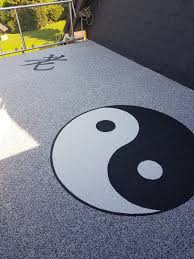 Terrasse Mit Steinteppich Gestalten Terrassenbelag Mit Yin Yang Logo Terrassenbelag Teppich Balkonboden