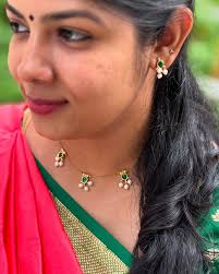 🌸 . Pretty peach and green #semisilkmadisar for @mathulir.silks ✨✨ Elegant  #invisiblenecklace from @dazzle_d_shine ✨✨ Bindhi from @the6yardsboutique ✨✨