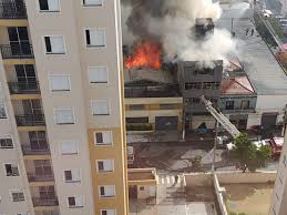 Incêndio destrói residência em alvorada. Sp Bombeiros Combatem Incendio No Bom Retiro Radio Bandnews Fm