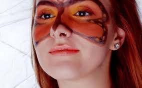 Alexandra Ionescu dă lecţii de make up excentric pe internet