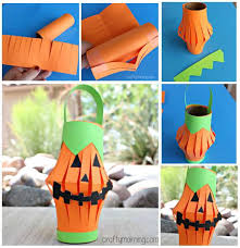 12 • finir par fixer en haut un petit bout de fil de fer. Halloween 13 Idees De Bricolage Avec Des Rouleaux En Carton