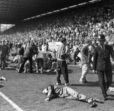 Much to the pain of the victims' families, the legal process to establish the facts and ascribe guilt for the hillsborough disaster has endured for more than 30 years Stadionungluck Die Katastrophe Von Hillsborough Bilder Fotos Welt