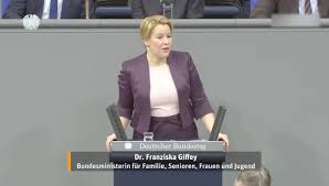 Bundesministerin franziska giffey will sich nicht zu den betrugsvorwürfen gegen ihren mann äußern. Erdruckende Beweise Franziska Giffey Spd Verzichtet Auf Ihren Doktortitel Deutsche Stimme