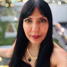 Criticism. That ugly word that wreaks havoc in our lives. 🙉🙈 What do we  see when we look in the mirror? 🪞 Is it beauty and grace? Or is it  everything that's '