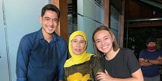 Anak pertama biasanya memiliki pengetahuan dan hal ini bukan karena si sulung tidak bisa, ia terlalu fokus ke target masa depan dan keluarga yang ia cintai. Jadi Penonton Setia Ini 4 Potret Ibu Inul Daratista Bertemu Para Pemain Ikatan Cinta Merdeka Com