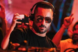 Il deejay capriati, affermato producer di musica tecno, è finito in ospedale dopo essere stato accoltellato dal padre. Hdwiffg Rxst5m