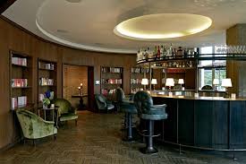 Das soho house berlin an der torstraße in mitte beherbergt nicht nur regelmäßig prominente wie george clooney oder madonna, es hat auch sonst viel zu bieten. Soho House Berlin Bar Hochzeitslocations Berlin