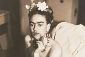 Frida kahlo (magdalena carmen fridakahlo calderón) nació el 6 de julio de 1907 en la ciudad de méxico, en la casa que fuera propiedad de sus padres desde 1904, y que hoy se conoce como la casa azul. Google S New Virtual Exhibition Reveals A Deeper Layer Of Frida Kahlo S Life And Work Architectural Digest