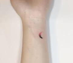 Kimisi Buyuk Sever Kimi Kucuk Sever Dovmelerden Bahsediyorum Minimal Bir Fark Yaratmak Isteyenler Icin Kucuk Dovme Modelle Dovme Kucuk Dovmeler Mini Tattoos