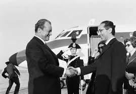 Gesellschaft in der krise 18 a) soziale fragmentierung 18 b) politische radikalisierung 25 ii. Aussenminister Und Bundeskanzler In Bonn Willy Brandt