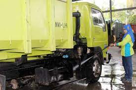 For more information and source, see on this link : Wanita Tak Kekok Bawa Lori Sampah