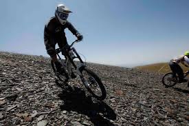 Umurnya sudah 21 tahun, tetapi tingkah lakunya masih ~. Basikal Remaja Terbaik Untuk Kanak Kanak Lelaki