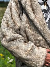 Le manteau femme est la pièce qui vous accompagnera le temps de la saison. Manteau De Fausse Fourrure Homme A Capuchon Veste De Faux Etsy Manteau Homme Fourrure Homme Manteau