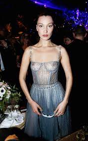 Bella Hadid im Nackt-Kleid auf der Dior-Party