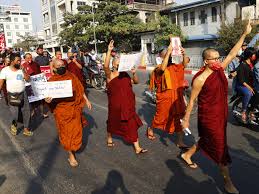 Der putsch löste weltweit empörung aus. Monche Schliessen Sich Demonstrationen In Myanmar Gegen Putsch An Politik Vol At