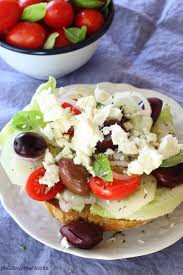A parte, laviamo e tagliamo a dadini i pomodorini. Insalata Greca Con Lattuga Pomodori Cipollotti Cetriolo Feta Olive E Friselle La Cuoca Eclettica