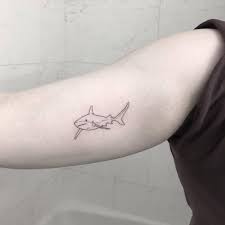 Black And White Shark Tattoo Sleeve Shark Tattoo 40 Tattoo Ideeen Die Zal Blijken De Schoonheid Van Deze Dieren In 2020 Small Shark Tattoo Shark Tooth Tattoo Shark Tattoos