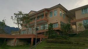The path into d resort.quit,dark and sloppy.but.jus need a careful drive.u will arrive in a very nic and sceneric view resort of kundasang,sabah. Restaurant And Function Building Picture Of Dream World Ranau Tripadvisor