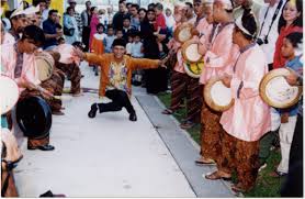 In human beings, eye contact is a form of nonverbal communication and is thought to have a large influence on social behavior. The Performance Of Enchantment And The Enchantment Of Performance In Malay Singapore