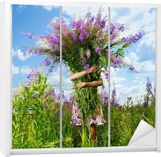 A questo punto è stata organizzata una seconda ciotola, chiamando i presenti e anche gli assenti in partenza per il mare e concordando un enorme, gigantesco mazzo di fiori, tra cui ovviamente le rose. Poster Ragazza Con Un Mazzo Gigante Di Fiori Pixers Viviamo Per Il Cambiamento