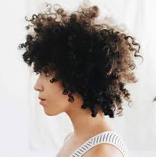 Mes Cheveux Frises Du Lissage Intensif A La Celebration Cheveux Frises Cheveux Coupe Courte