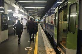 Il relie les villes de creil et orry la ville dans le nord à melun et malesherbes dans le sud, en passant par le centre ville de paris. Panne D Un Train A La Gare Du Nord A Paris Le Trafic Perturbe Sur Le Rer D Actu Paris
