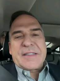 Sandro Mabel Critica Capa de O Popular