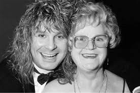 title Lillian Osbourne (nascida Unitt) é conhecida como a mulher que deu à  luz a Ozzy Osbourne. Ela nasceu em 1916. Ela é filha de Arthur Unitt e Sara Anna  Sweetman. Ela