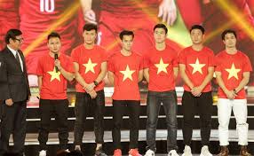 Đến năm 2018, hình xăm này bắt đầu có dấu hiệu không cánh mà bay. Thai Ä'á»™ Cá»§a Hoa Minzy Khi Tai Ngá»™ Cong PhÆ°á»£ng Sau HÆ¡n 1 NÄƒm Chia Tay