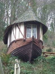Etretat Kiosque Caloge Alors Que Les Marins Reutilisaient Les Vieilles Caiques Comme Entrepot Pour Les Filets Ou Comme Atelier De Reparation Maisons Etranges Maisons Insolites Et Cabane Insolite