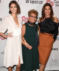 Kaia rocked a chic pair of suede birkenstock boston clogs with a pair of black tights and a cute blue and beige striped sweater as she tried to beat the. Kaia Gerber Mit Mama Cindy Crawford Und Oma Der Schonste Stammbaum Hollywoods Leute Bild De