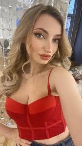 Sadie Richter's Instagram, Twitter & Facebook