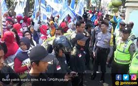 Siapa saja yang bekerja di pabrik ban siapa saja yang bekerja di pabrik sepatu apakah ada pekerja yang sama pada kedua pabrik tersebut tuliskan pendapatmu pada. Pabrik Sepatu Bangkrut 250 Buruh Belum Dapat Pesangon Dan Thr Jpnn Com