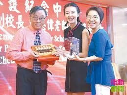 但我是很幸運的，入行後一直有工作機會，公司給我很多機會，也遇到一些好的朋友，無論在幕前還是幕後。 」 麥明詩的貪玩性格，看她和馮盈盈主持《後生仔傾吓偈》便清楚。 估不到外表「純純兔」的麥明詩，原來也有大膽露骨的一面。 她笑說：「我猜沒什麼人覺得我很純吧! ååªæ¸¯å§ éº¥æè©©ç¶æ¦®ä¼' æ'æ³ç¹¼çºææ¸ å¹«äººè£ç¿' åºå±ä¼æ¶æ­» æµåæ°è