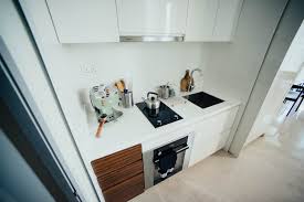 Atau bisa juga membentuk pola diagonal di lantai. 6 Contoh Desain Dapur Kecil Dan Cara Pintar Mengakalinya Rumah123 Com
