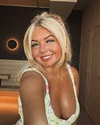 Carrie Rose's Instagram, Twitter & Facebook