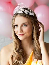 Amazon.com: SWEETV Dulce corona de cumpleaños 16, tiara de cumpleaños de 16  con diamantes de imitación, diadema de sombreros de fiesta de cumpleaños,  accesorios para el cabello de princesa de cristal transparente :