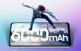Das Samsung Galaxy F13 zeigt sich auf ...
