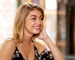 Haley looked amazing in Season 8! : r/Modern_Family