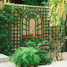Jarlinoa est un site spécialisé dans la distribution de produits de jardin avec une livraison dans la france entière. La Decoration Exterieure Avec Un Treillis De Jardin Treillis Jardin Jardin Murale Jardins