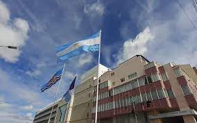 En rio gallegos se trata de una paciente femenina de 90 años con diagnostico covid positivo quien. Tras La Polemica Estrenaron Nueva Bandera Argentina Y Ya Flamea En El Mastil Mayor La Opinion Austral