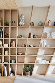 Une Bibliotheque Diy Dans Le Salon Meuble A Fabriquer Soi Meme Etageres Diy Idees De Decor