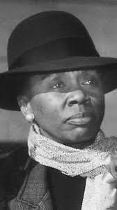 Carrie Saxon's Instagram, Twitter & Facebook