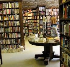 Maybe This Makes Me Dork But I Love Old Book Stores They Have That Nice Comforting Smell To Them That Just Makes Me Want To Curl Up Wi Bokhandel Lasning Arrow